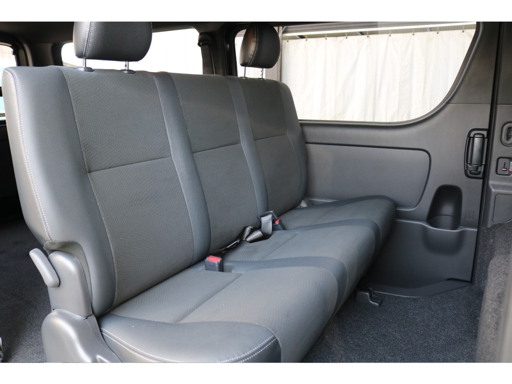 勿論、後席も特別仕様車限定のレザーコンビシート！