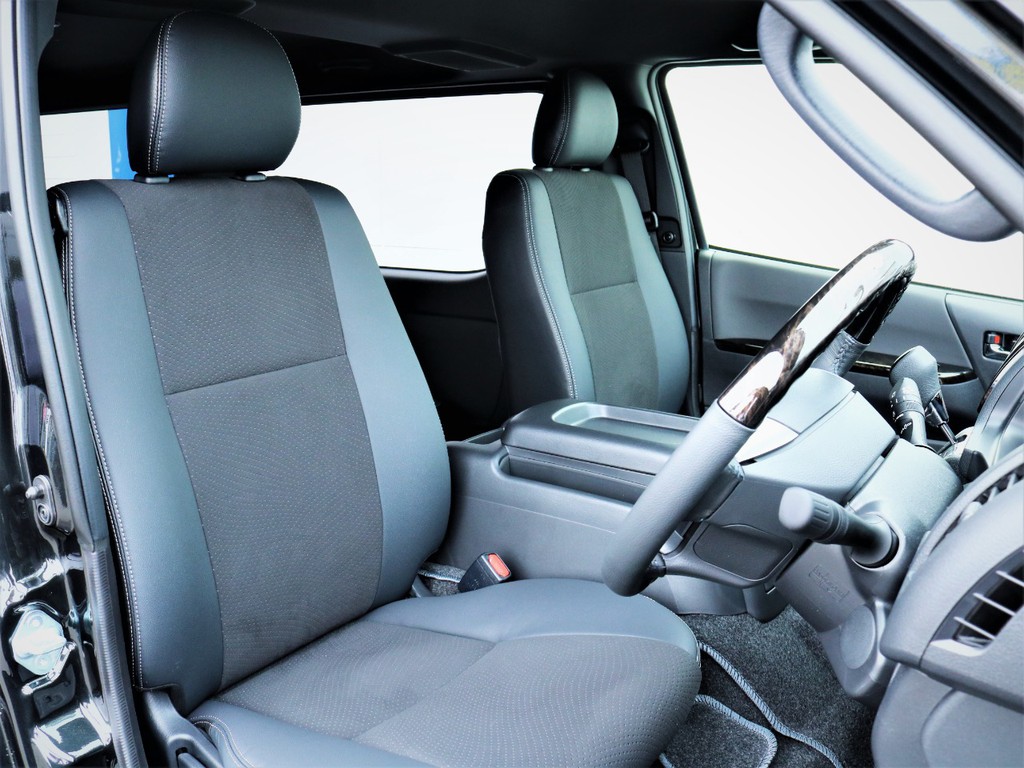 運転席シート、専用ハーフレザーシート！