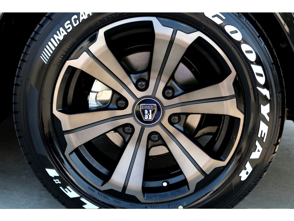 足元にはＦＬＥＸオリジナルカラー バルベロＵＧ １７インチアルミにナスカー ホワイトレタータイヤをチョイス！！