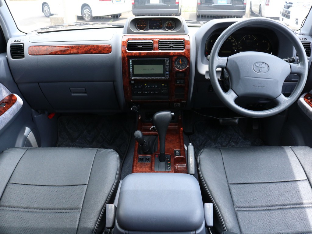 シンプルですが落ち着きの取れた内装。スイッチ類の配置も運転の邪魔をしない絶妙な位置にあります。
