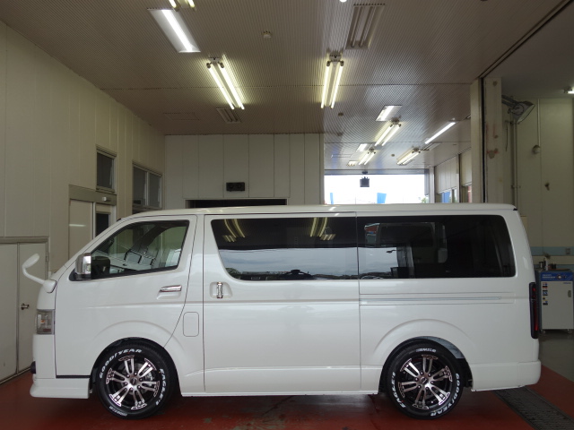 新型ハイエースＶダークプライムⅡナビパッケージ完成致しました！！即納車もご対応可能になります！！