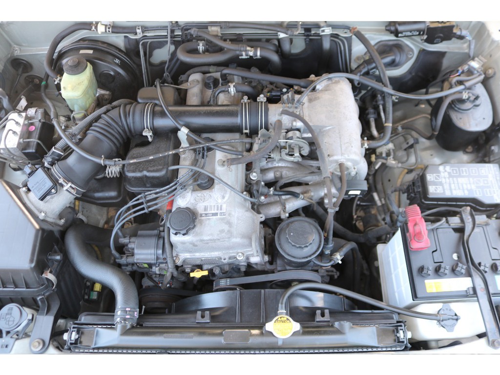 経済性に優れた２７００ｃｃエンジン！タイミングチェーン式で、１０万キロ毎の交換も不要です！