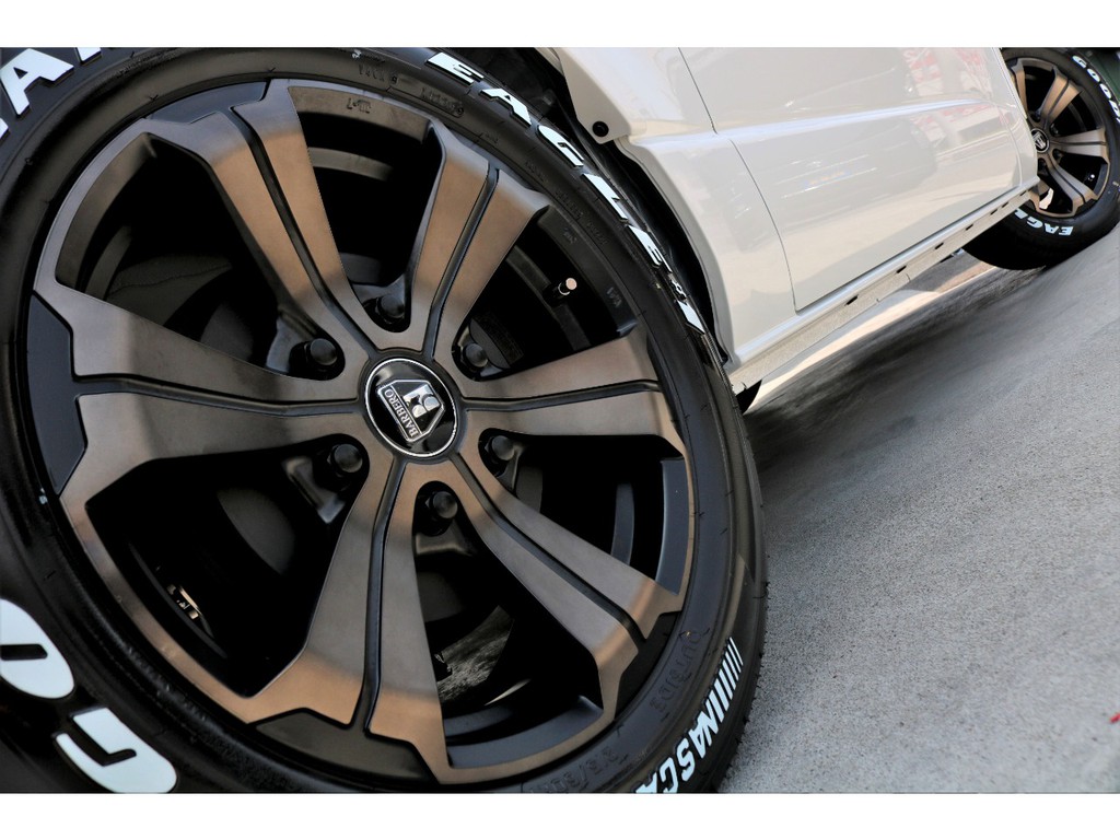 足元にはＦＬＥＸオリジナルカラー バルベロＵＧ １７インチアルミにナスカー ホワイトレタータイヤをチョイス！！