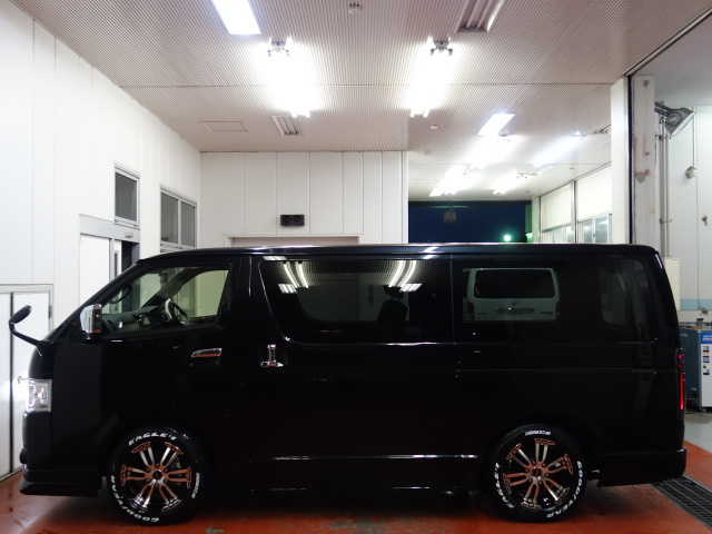 新車ハイエースＶダークプライムⅡ床張りベットＫＩＴパッケージ完成致しました！！店頭在庫車、即納車可能になります！！