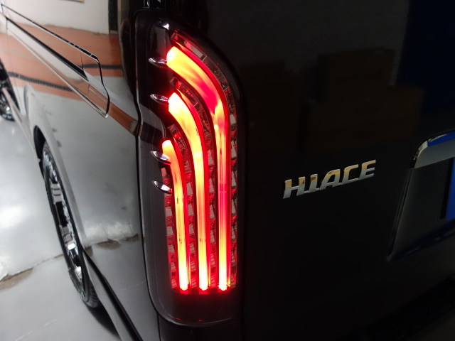 新車ハイエースＶダークプライムⅡ床張りベットＫＩＴパッケージ完成致しました！！店頭在庫車、即納車可能になります！！