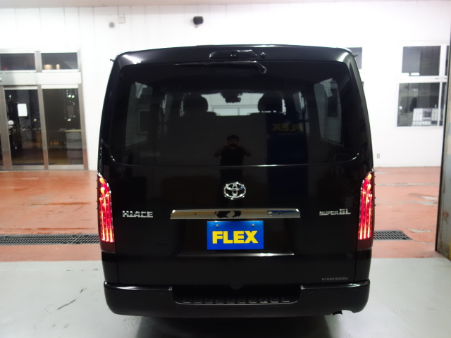 新車ハイエースＶダークプライムⅡ床張りベットＫＩＴパッケージ完成致しました！！店頭在庫車、即納車可能になります！！