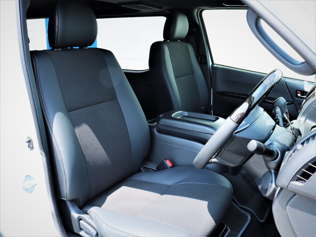 運転席シート、専用ハーフレザーシート！