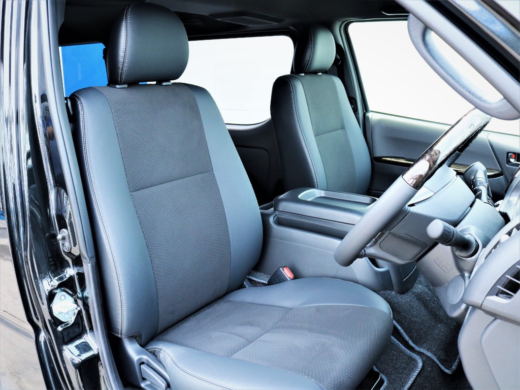 運転席シート、専用ハーフレザーシート！