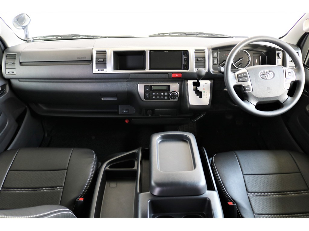 落ち着いた雰囲気の運転席！ワイドボディで空間も広々です！