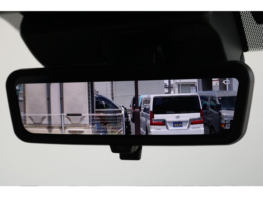 特別装備デジタルインナーミラー！大荷物積んでいる時でもしっかり後方を映してくれます