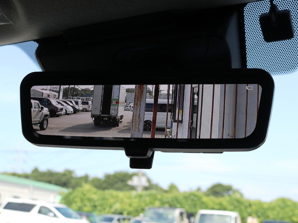 メーカーオプション　デジタルインナーミラー！車両後方の映像をミラーに映し出します♪鏡面モードへの切り替えも可能です！
