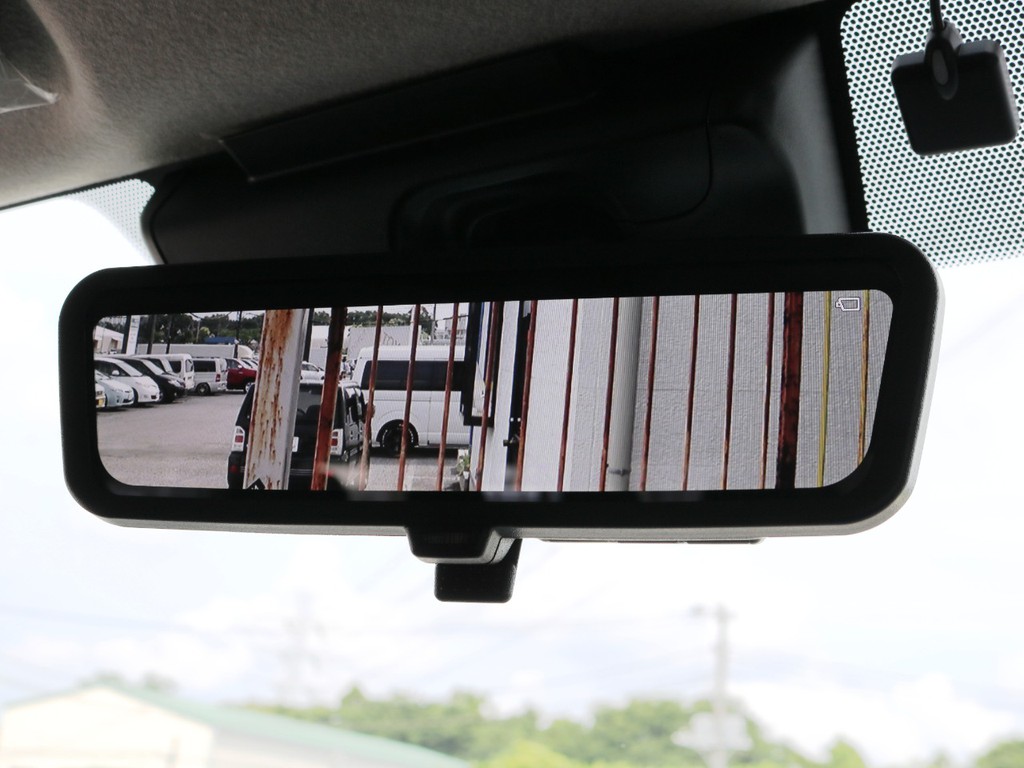 メーカーオプション　デジタルインナーミラー！車両後方の映像をミラーに映し出します♪鏡面モードへの切り替えも可能です！