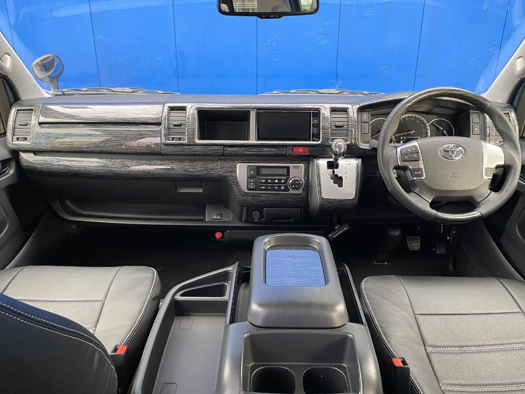 ブラックウッドインテリア＆ブラックレザー調シートカバーで高級感を演出！！