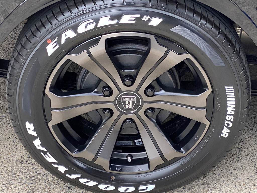 足元にはＦＬＥＸオリジナルカラーのアーバングランデ１７インチアルミにナスカータイヤをインストール！！