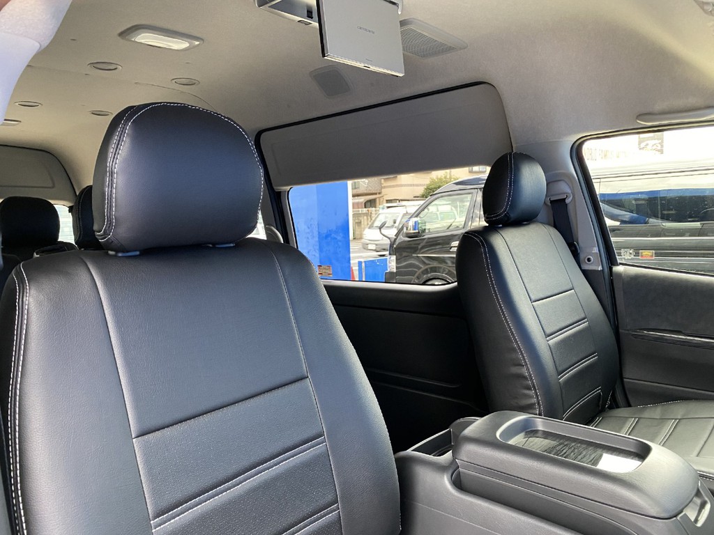 ブラックレザー調シートカバーで高級感を演出！！