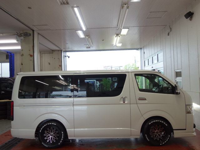 新車ハイエースＶダークプライムⅡ２８００ディーゼルターボナビパッケージ入庫致しました！！店頭在庫車、即納車可能です！！