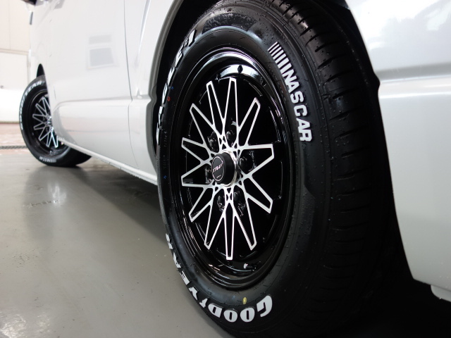 新車ハイエースＶダークプライムⅡ２８００ディーゼルターボナビパッケージ入庫致しました！！店頭在庫車、即納車可能です！！