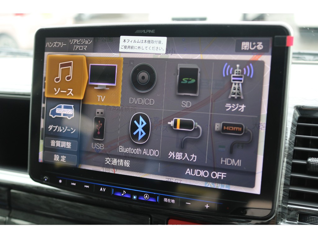 走行中の操作やオーディオ再生も可能！スマートフォンと連携させると地図の自動更新も出来ます♪