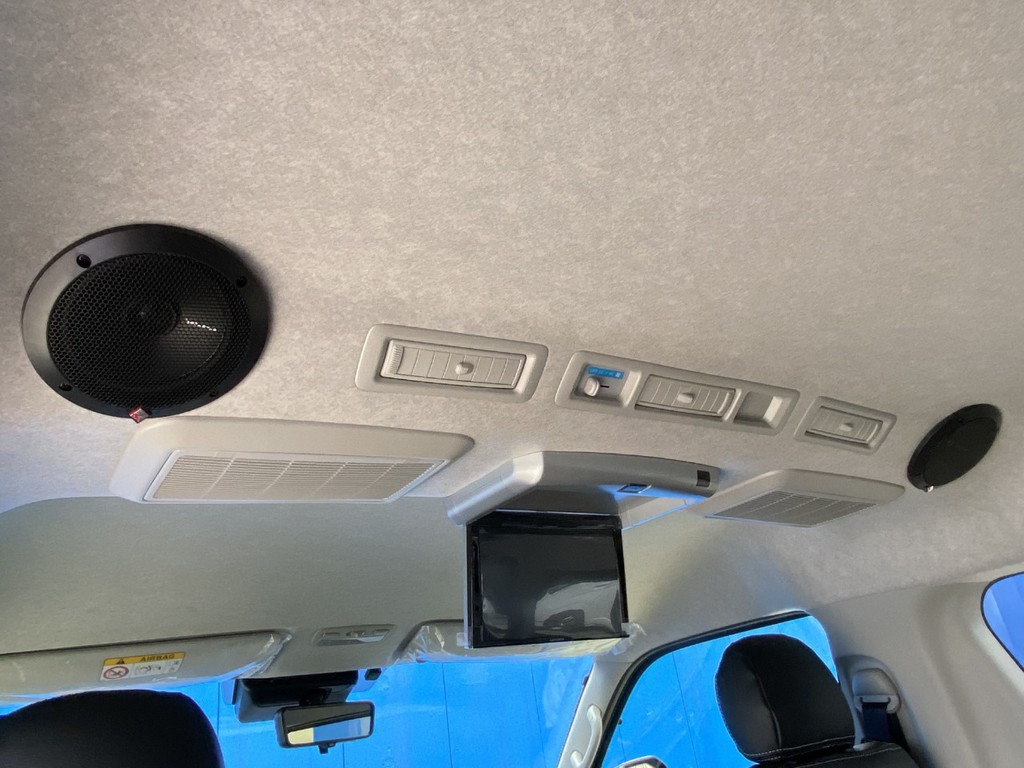後席専用ルーフスピーカーもついてますよ☆