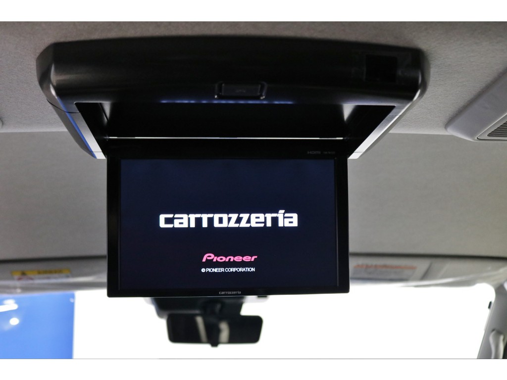 お子様にも嬉しいカロッツェリア製フリップダウンモニター！