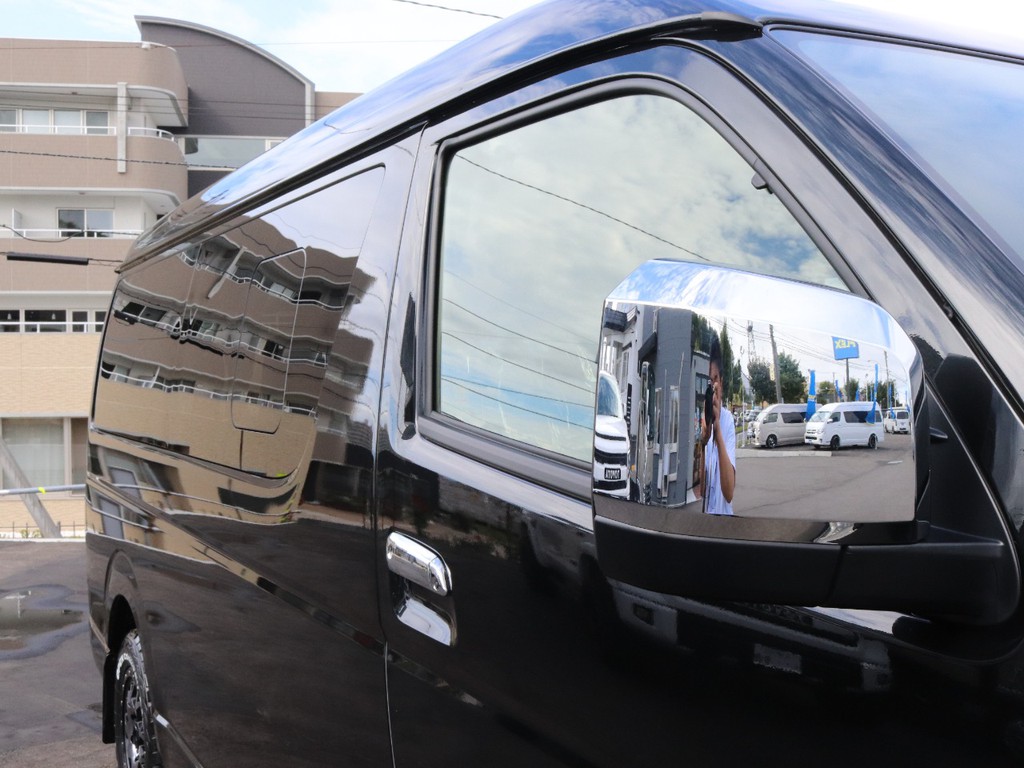 小窓も付いているので車中泊もラクラク！