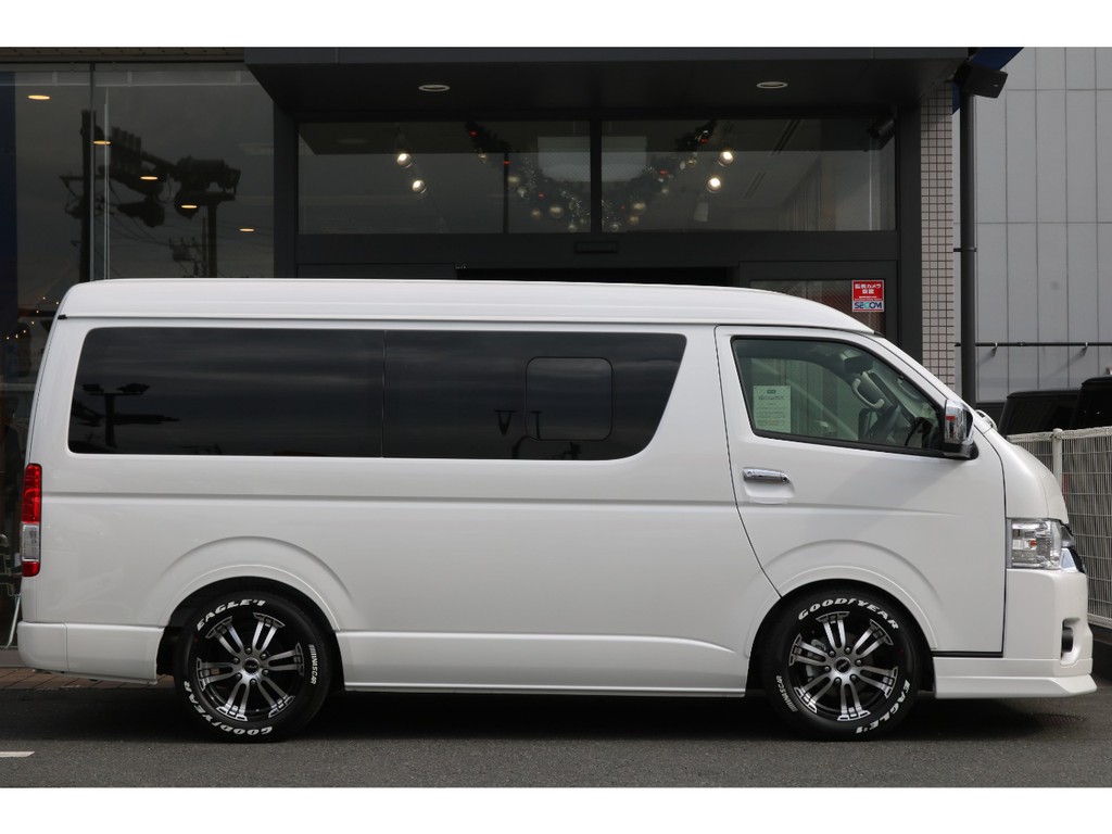 ハイエースワゴンの右側面には開閉可能なくりぬき小窓が御座います！換気等に大変便利です！