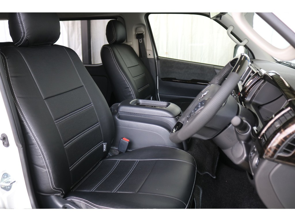 インテリアにもこだわり、全席シートカバー＆フロントマホガニー調インテリアパネル・ハンドル・シフトノブ設置済み！