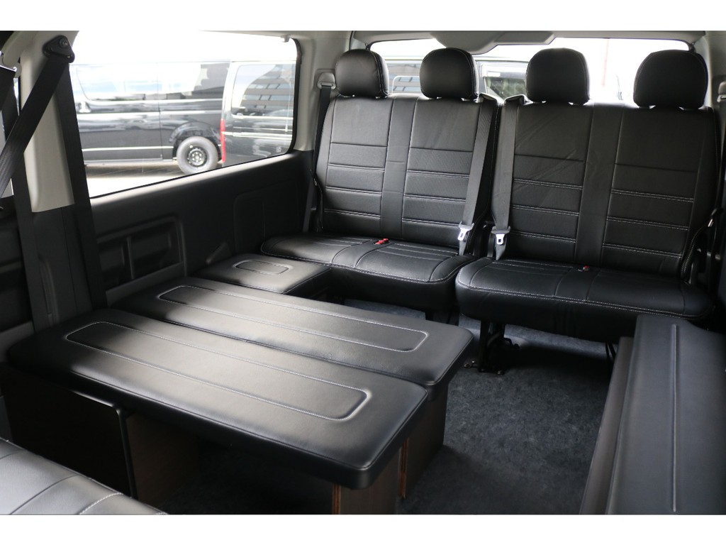 リアシートの10人乗車モード！おひとり後ろ向きに座ることで最大10人乗車可能です！