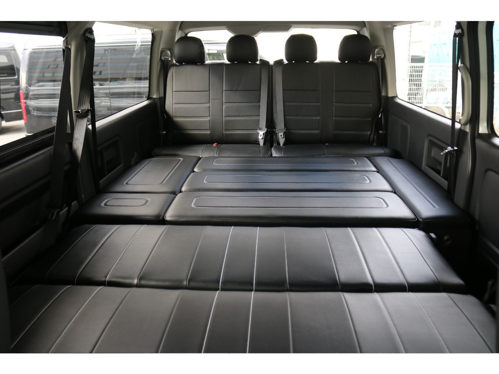 アレンジＡＳのフルフラットモード！2列目から最後尾まで全てフラット状態に！ゆったりと車中泊して頂けます。