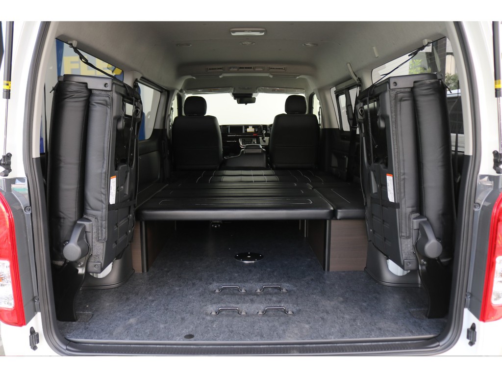 一番最後尾の4列目座席を左右に跳ね上げる事が可能！すぐにラゲッジスペースも確保可能です！