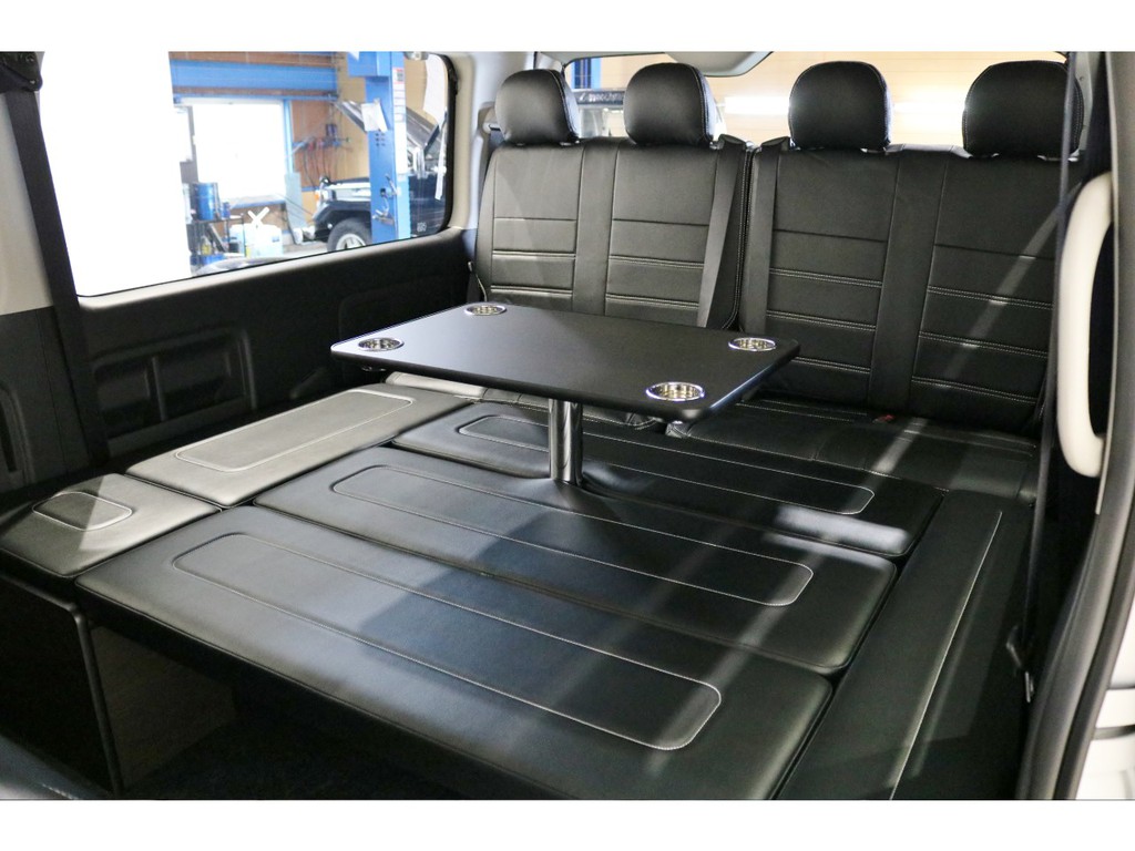 センターテーブル付き、フルフラットで車中泊からキャンプ迄幅広く使用できる一台で御座います。