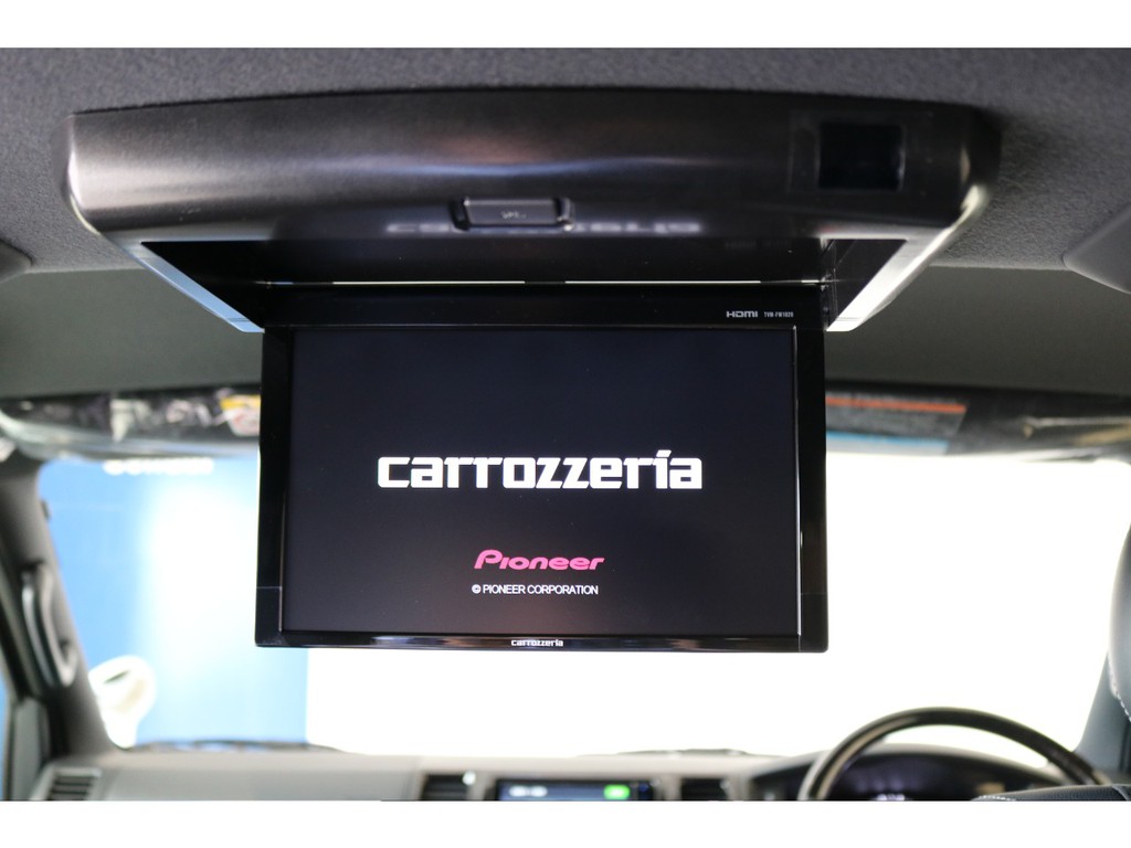 お子様にも嬉しいカロッツェリア製フリップダウンモニター！