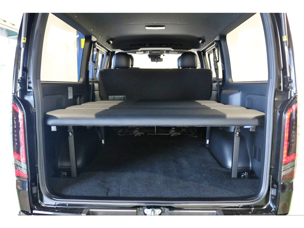 荷室には人気のフレックスオリジナルベットキットをインストール！仕事用から普段使い迄活躍できること間違いなし！
