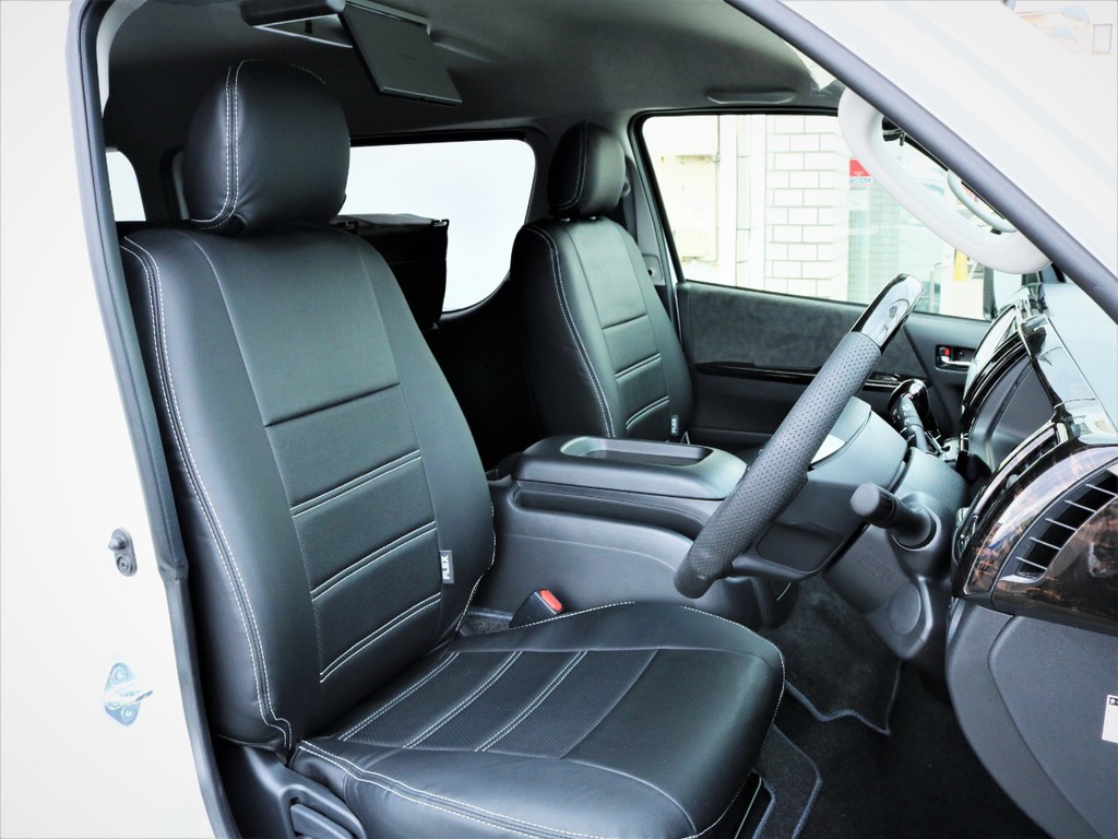 運転席シート、黒革調シートカバー付き！