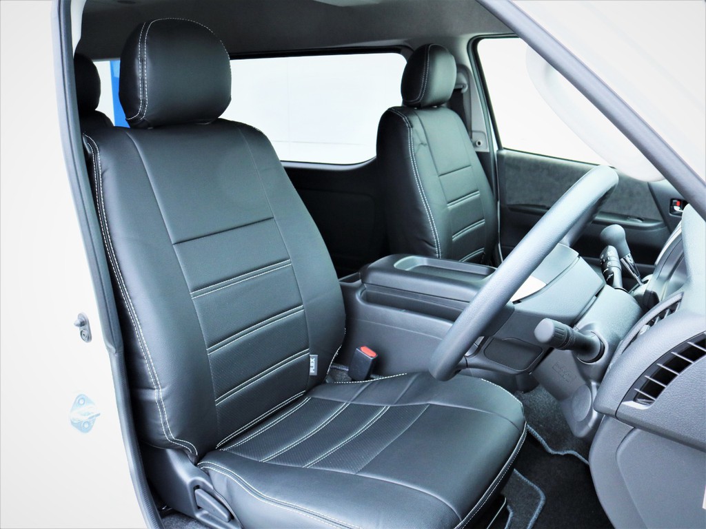 運転席シート、黒革調シートカバー付き！