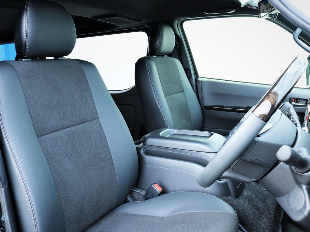 運転席シート、専用ハーフレザーシート！