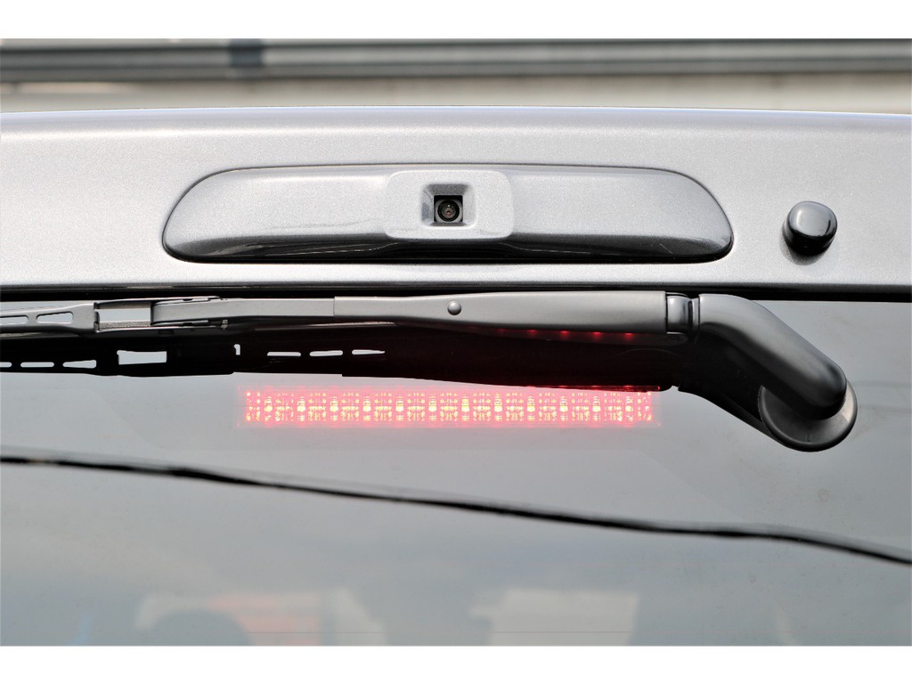ＬＥＤハイマウントランプは内蔵タイプになりました！