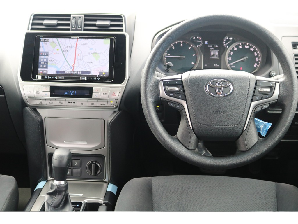 ステアリングスイッチ、クルーズコントロール、エアバッグと装備も充実！こちらの新型モデルは、エアバッグ部にステッチが入りとてもオシャレになってます♪