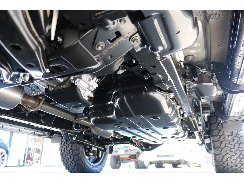 堅牢なラダーフレームに、センターデフロック付きフルタイム４ＷＤ！本格派ＳＵＶですね！
