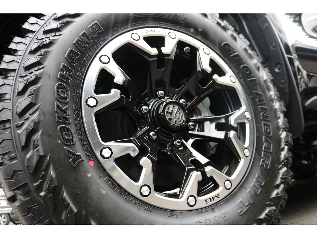 大径のＭＧゴーレム１７インチＡＷに、ＹＯＫＯＨＡＭＡジオランダー２７５ＭＴの足元！カッコいいですね！