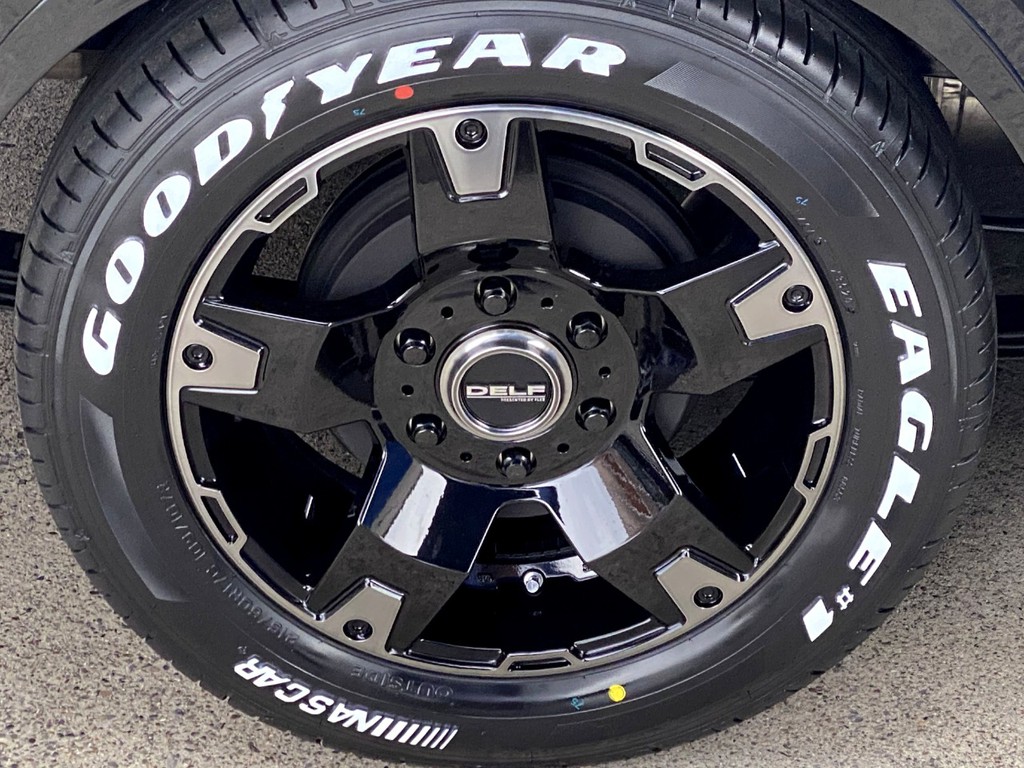 足元にはＦＬＥＸオリジナル Ｄｅｌｆ０３ １７インチアルミにナスカータイヤをインストール！！