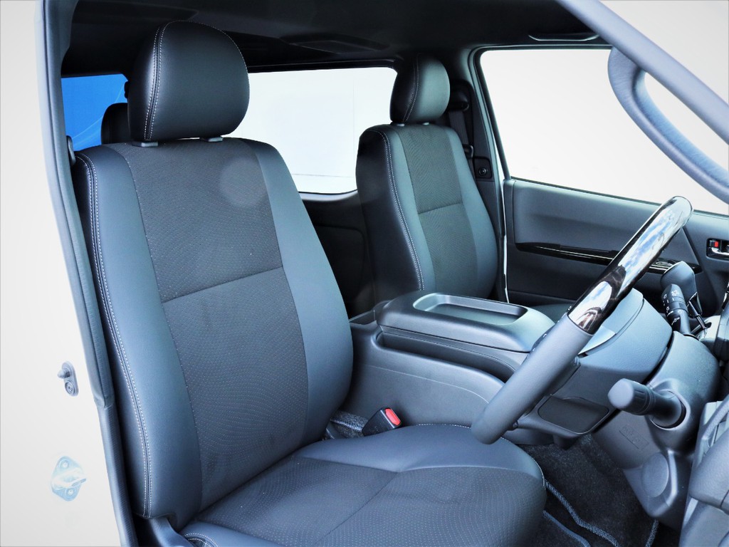 運転席シート、専用ハーフレザーシート！