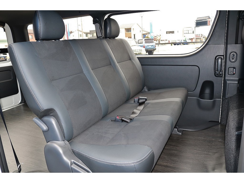 2列目シートもハーフレザーとなっております！シート跳ね上げにより荷室を更に広くすることも可能です☆