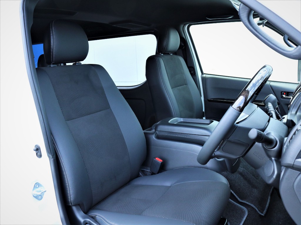 運転席シート、専用ハーフレザーシート！