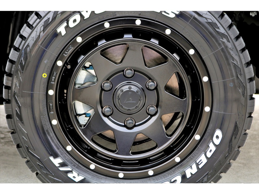 足元には、LEOWING XR 16インチアルミにTOYOオープンカントリR/Tをチョイス！！