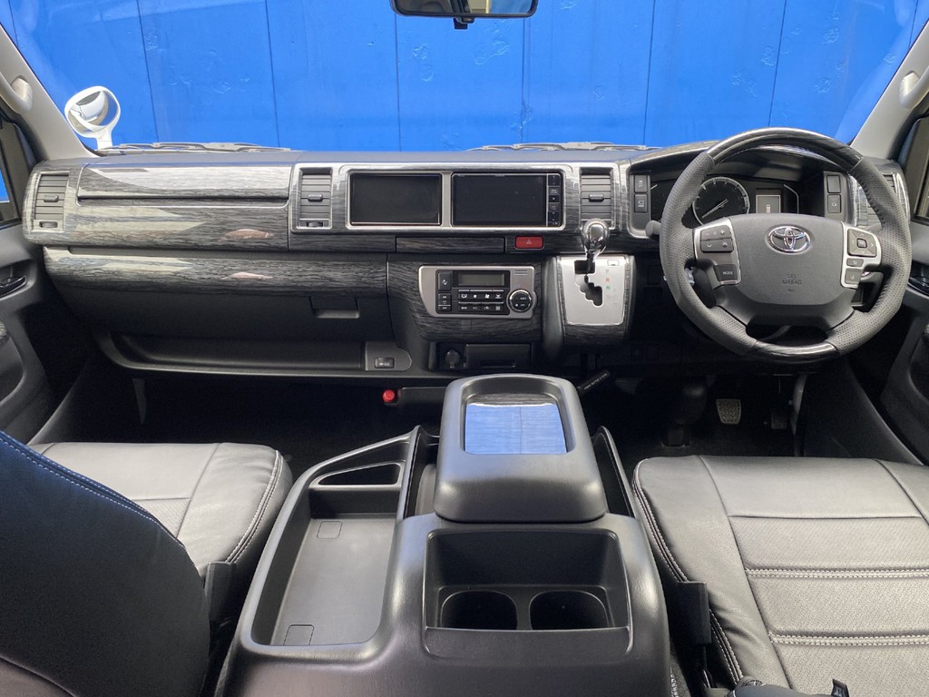 ブラックウッドインテリア＆ブラックレザー調シートカバーで高級感を演出！！