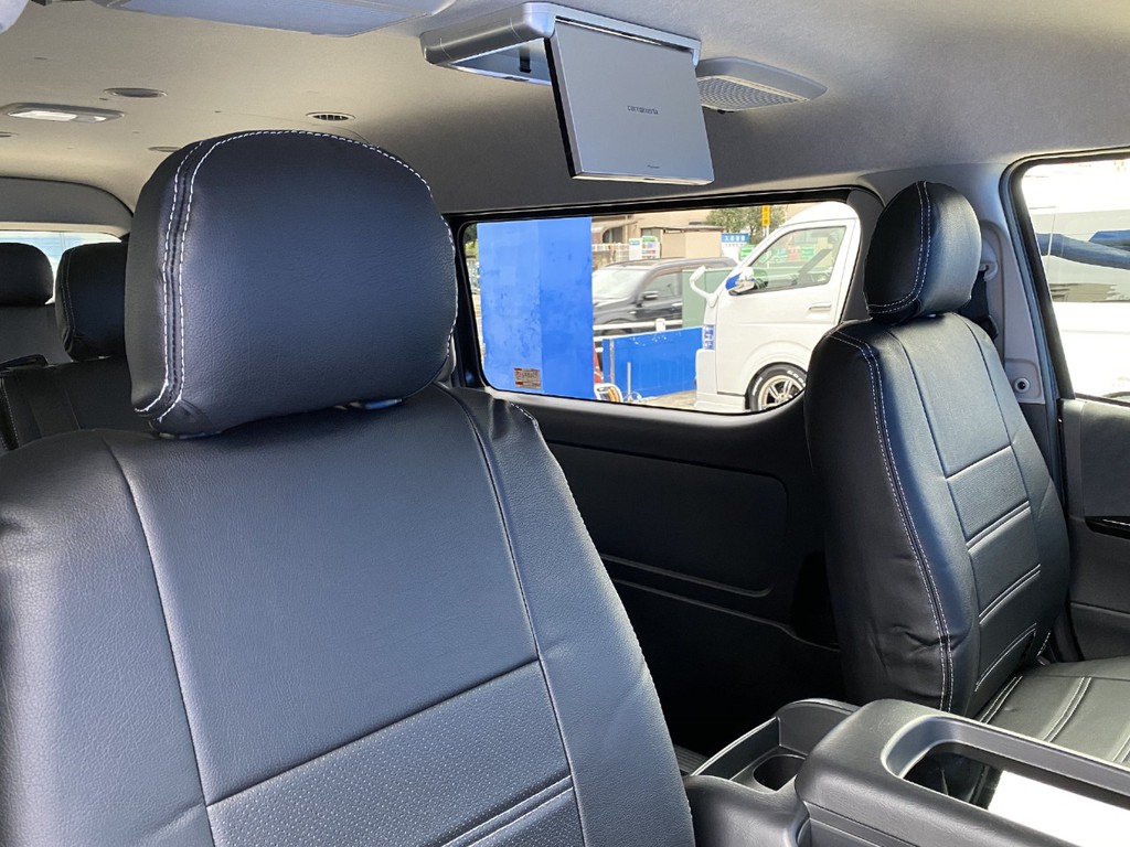 ブラックレザー調シートカバーで高級感を演出！！