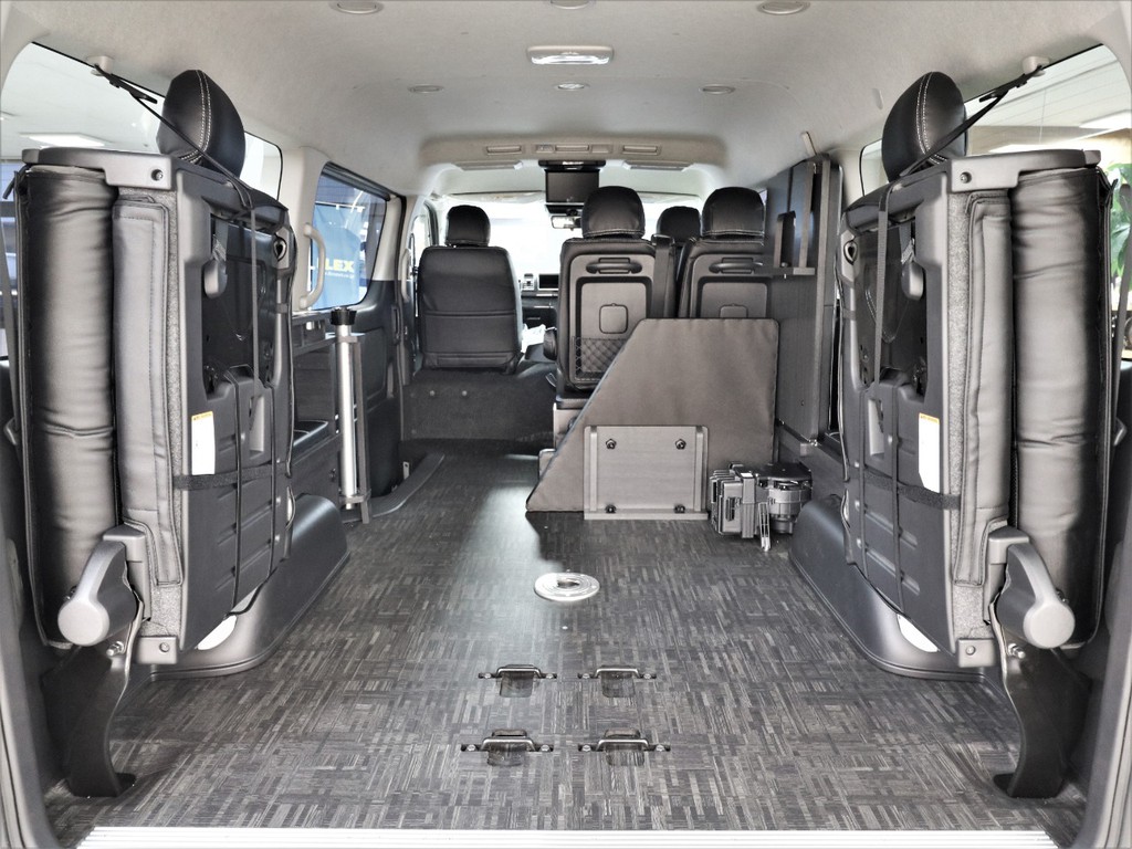 ３列目＆４列目跳ね上げて広大なラゲッジスペースを確保できます！