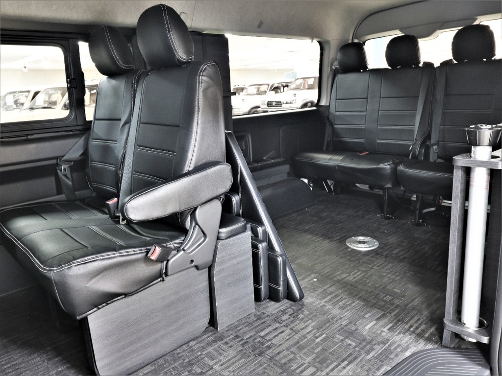 ３列目シートを跳ね上げて荷室も広々と確保！