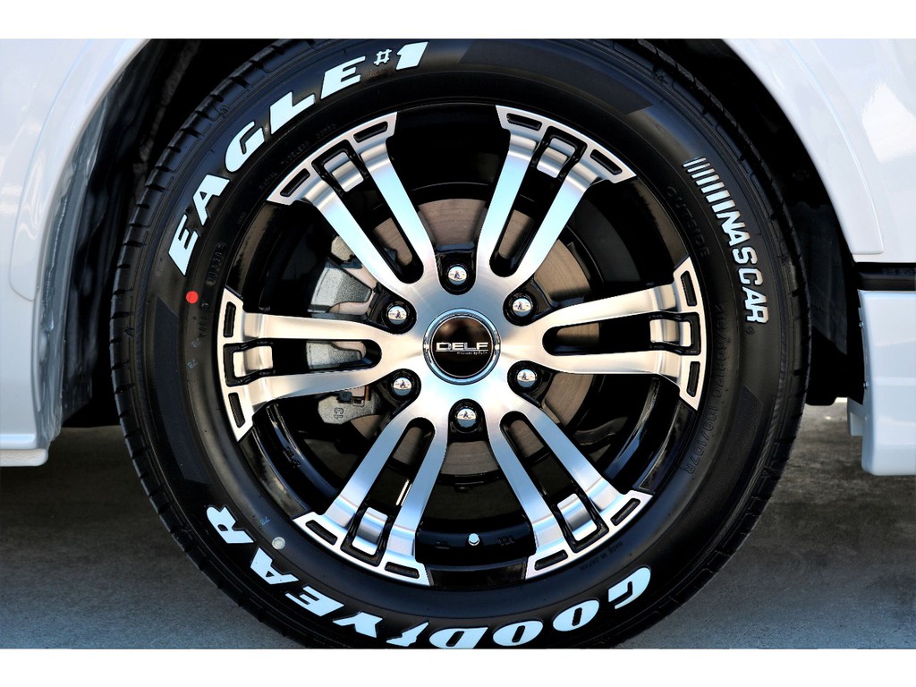 足元にはＦＬＥＸオリジナル ＤＥＬＦ０２ １７インチアルミにナスカー ホワイトレタータイヤをチョイス！！